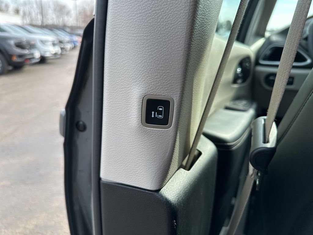 Used 2023 Chrysler Pacifica Touring-L image 15