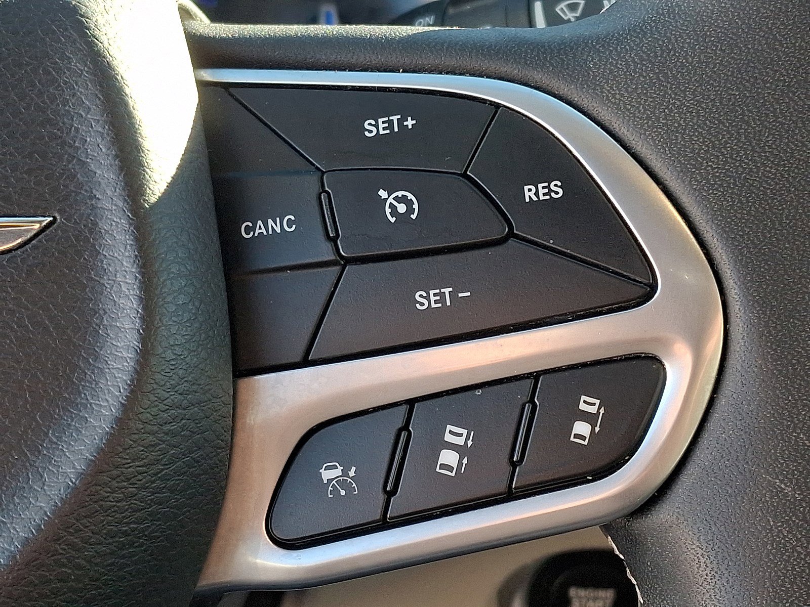 Used 2024 Chrysler Pacifica Touring-L image 21