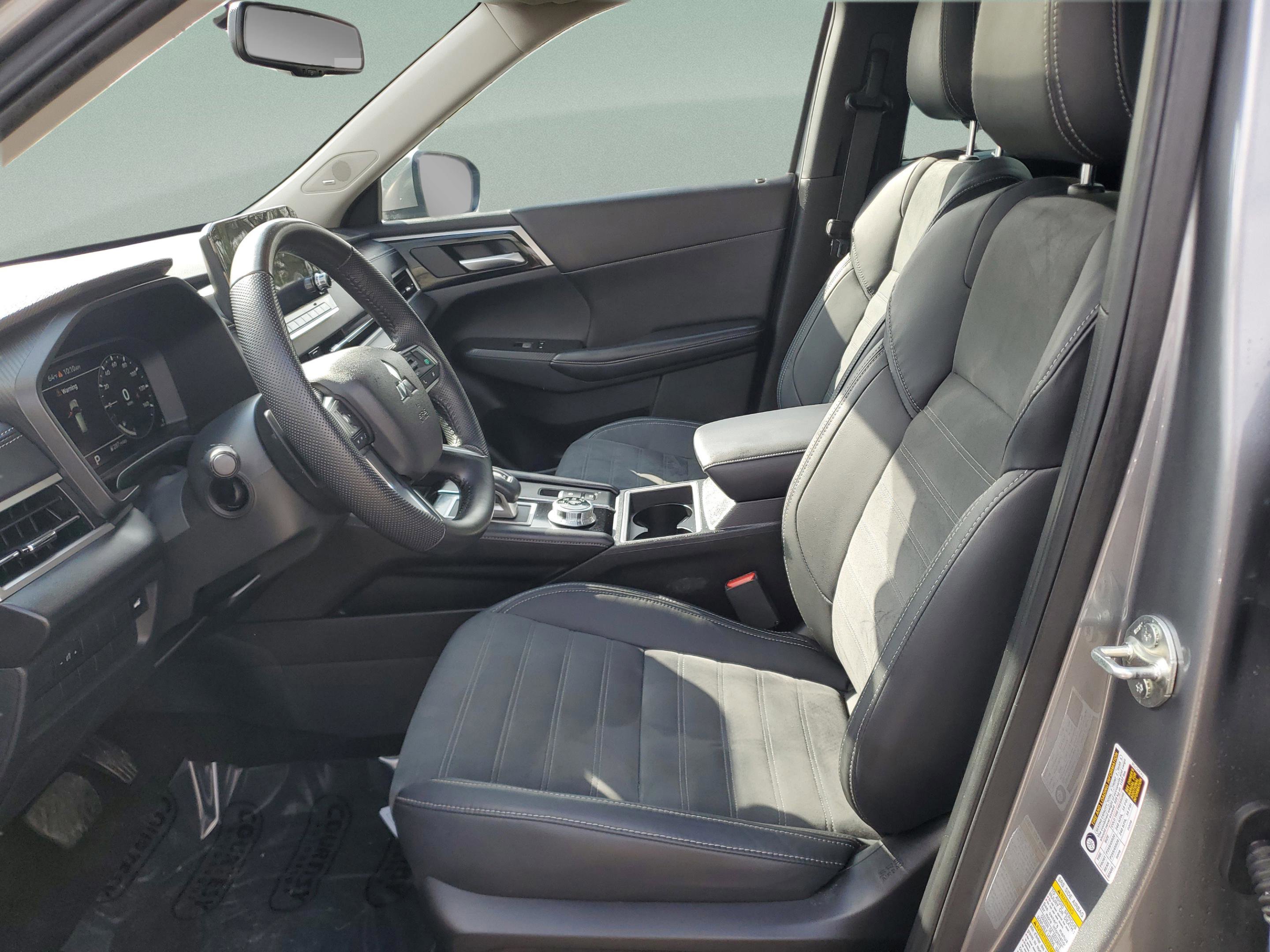 Used 2023 Mitsubishi Outlander SE Black Edition image 17