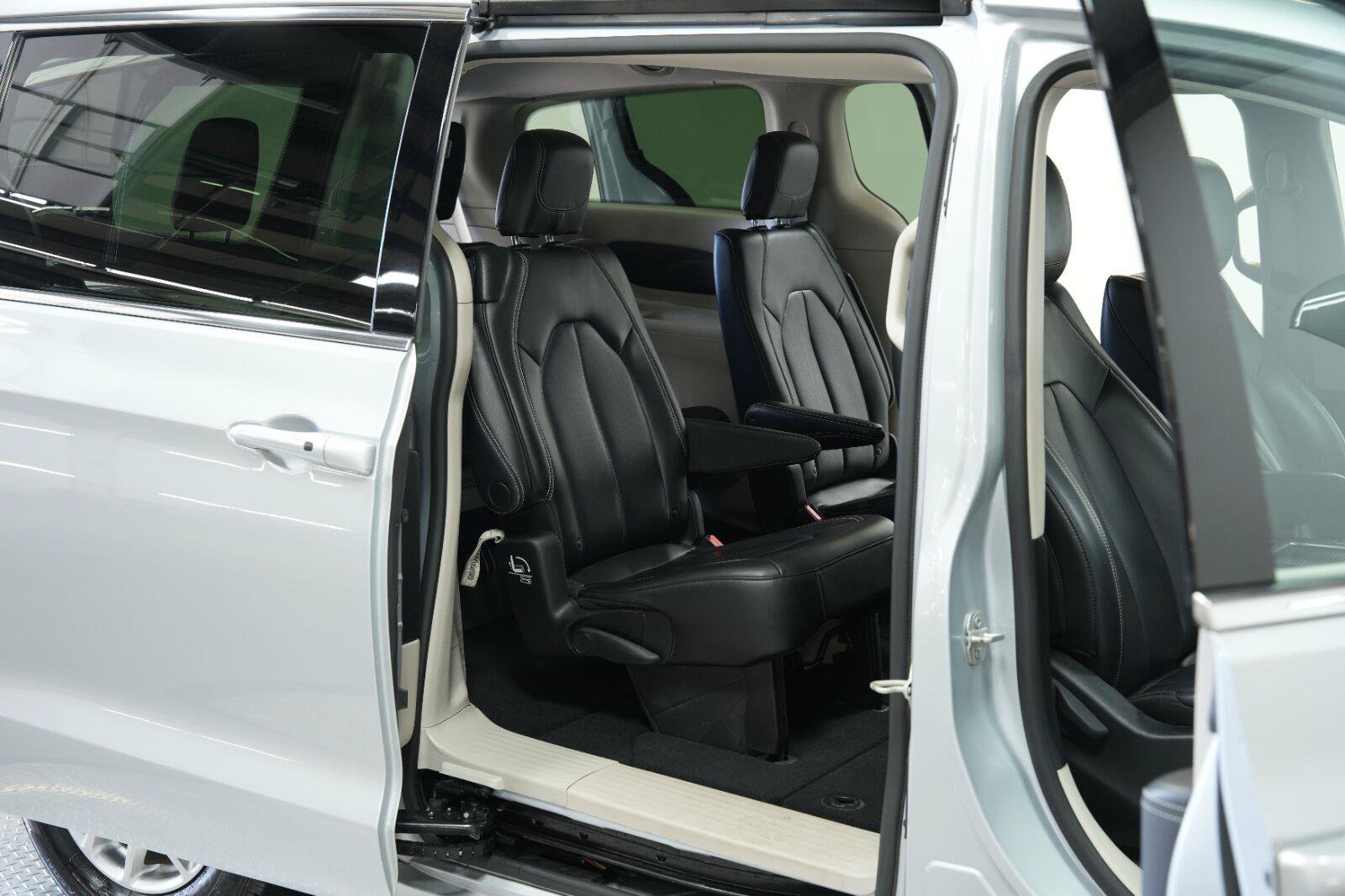 Used 2023 Chrysler Pacifica Touring-L FWD image 12