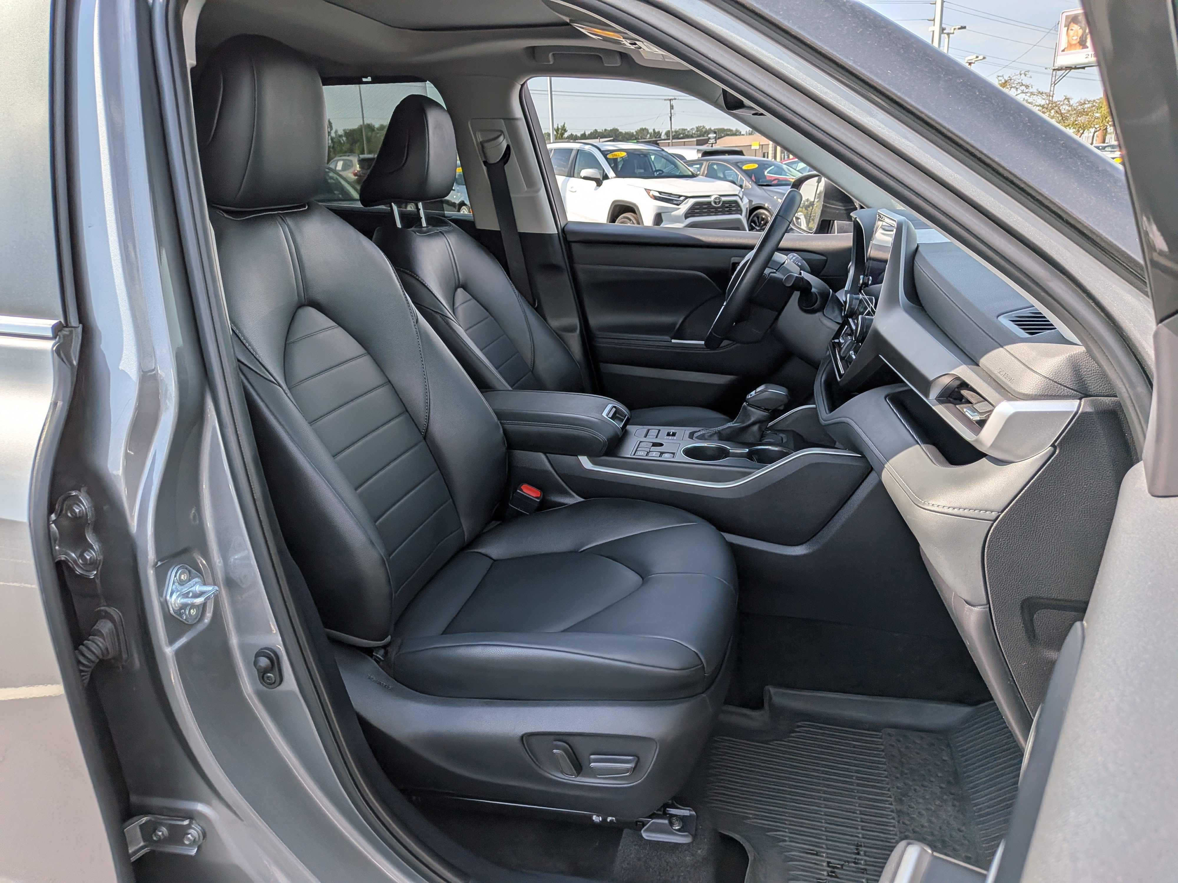 Used 2025 Toyota Highlander XLE AWD/4WD image 26