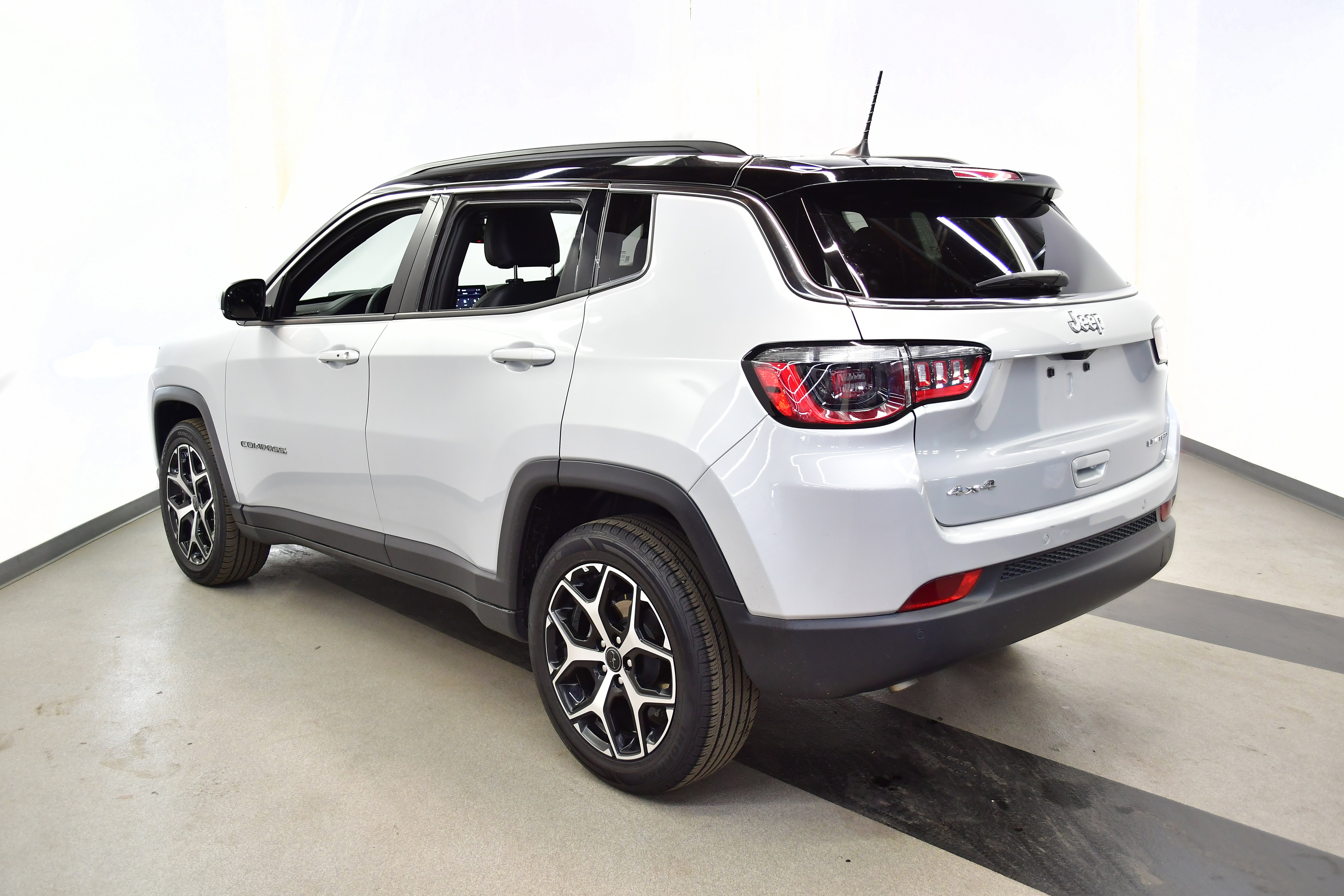 Used 2025 Jeep Compass Limited AWD/4WD image 5
