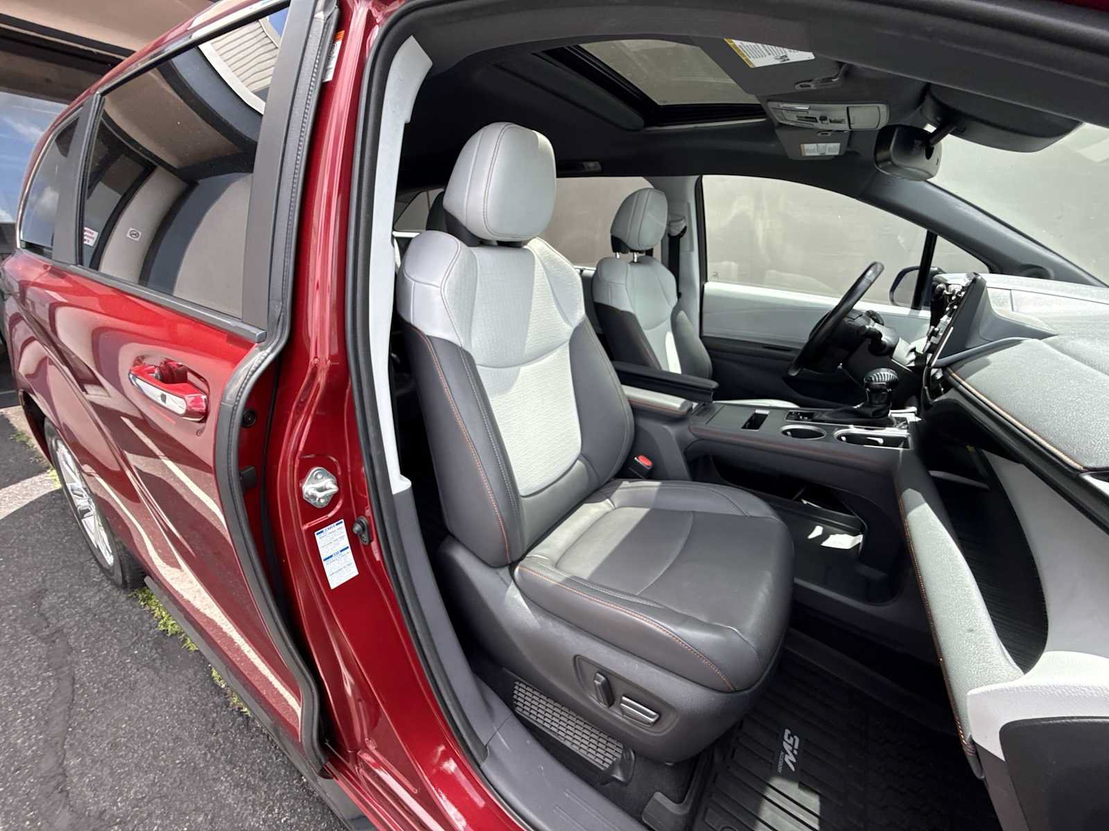 Used 2022 Toyota Sienna XSE AWD/4WD image 27