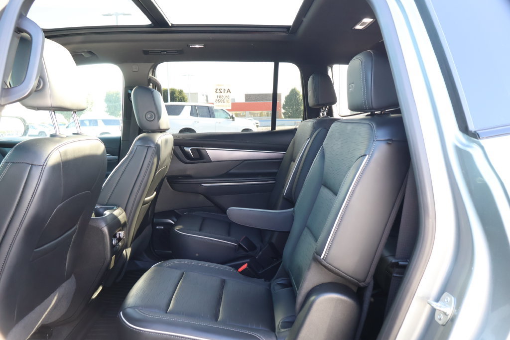 Used 2025 Buick Enclave Sport Touring w/ Power Package FWD image 31