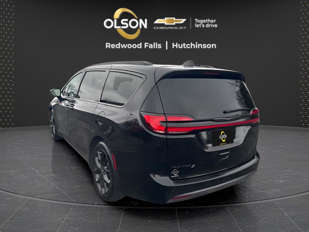 Used 2025 Chrysler Pacifica Limited image 3