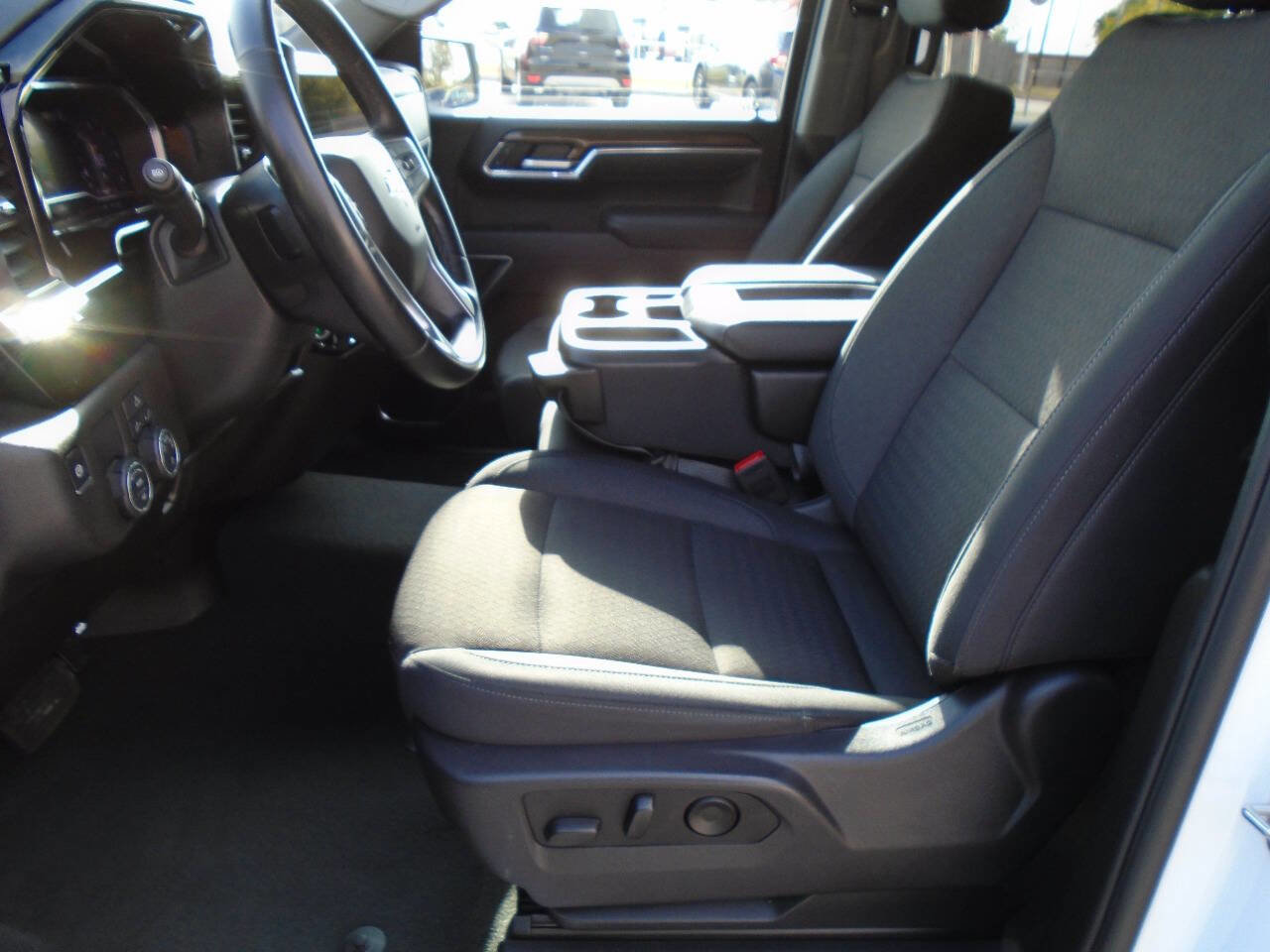 Used 2025 Chevrolet Silverado 1500 LT RWD image 9