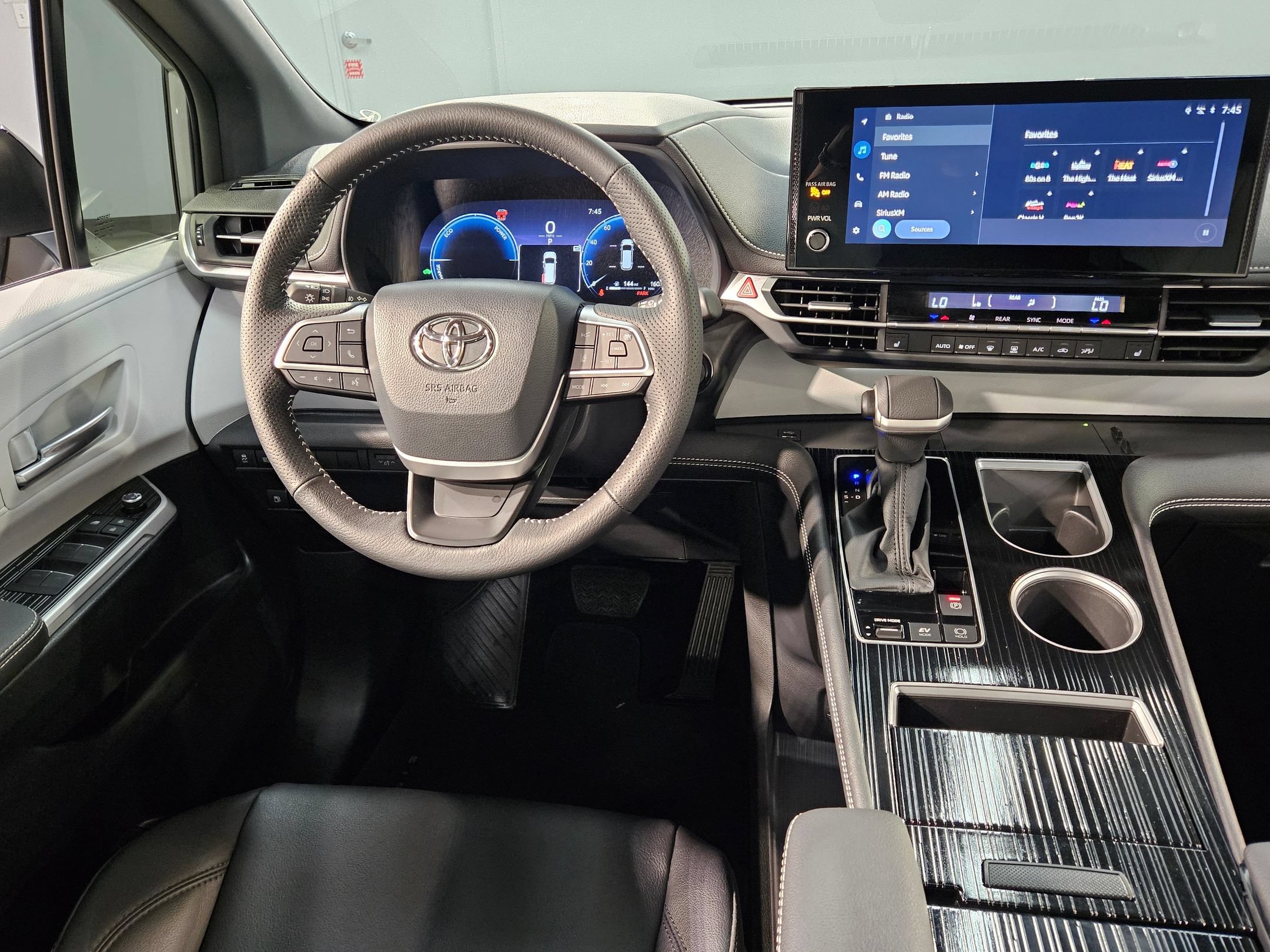 Certified 2025 Toyota Sienna XSE FWD image 9