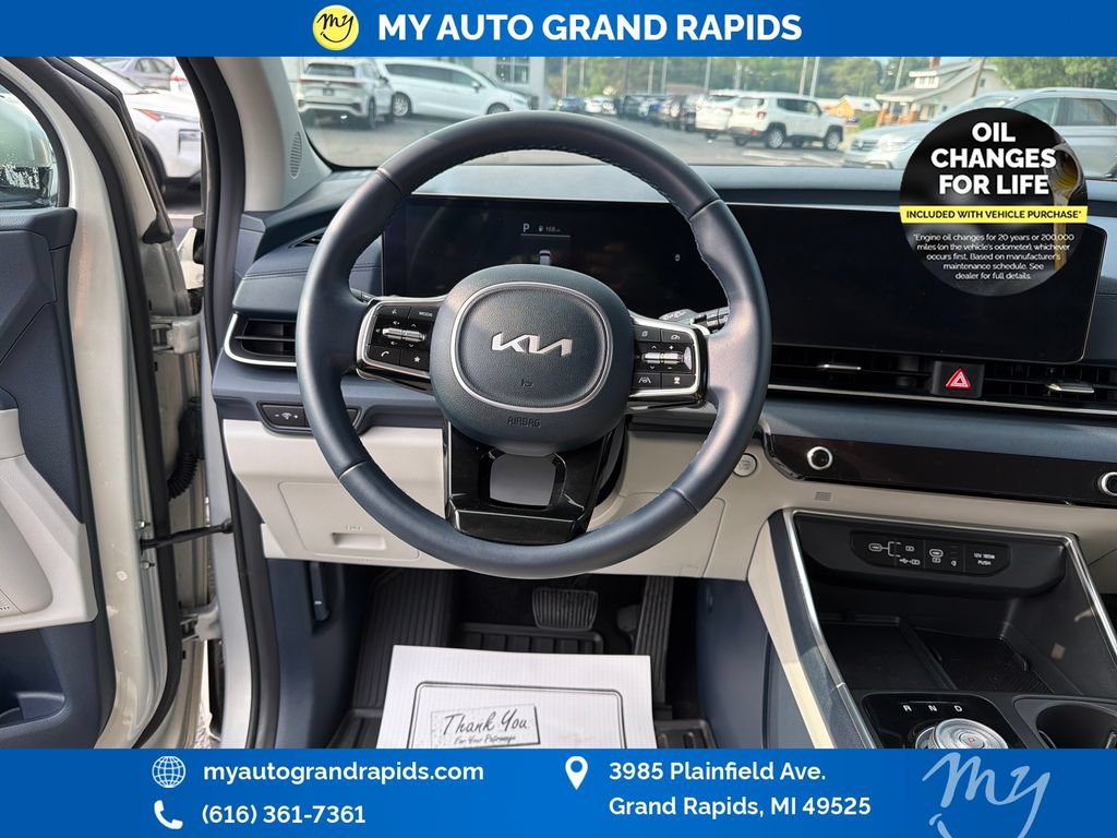 Used 2025 Kia Carnival EX FWD image 13