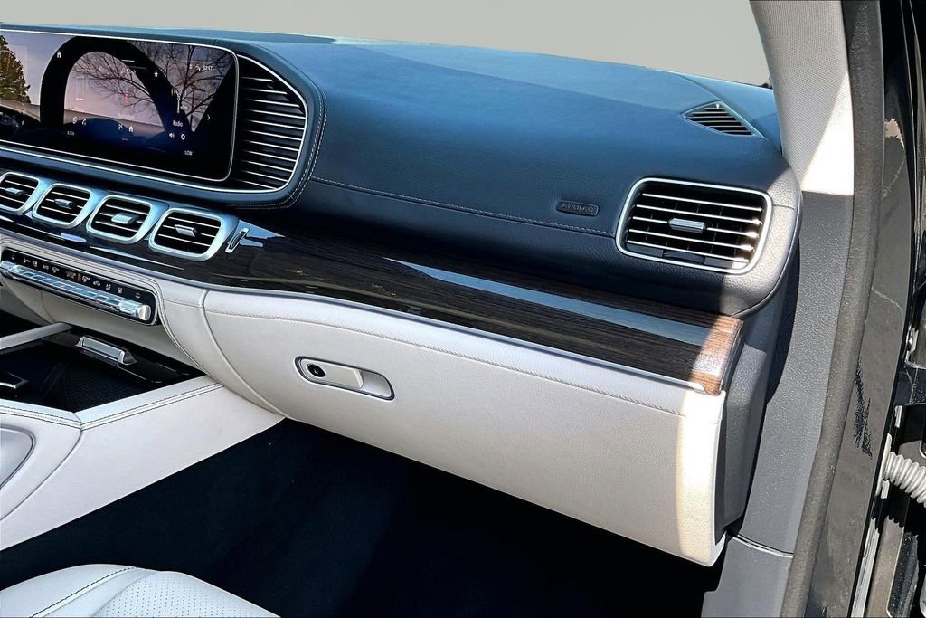 Used 2025 Mercedes-Benz GLE 450e 4MATIC w/ Winter Package image 18