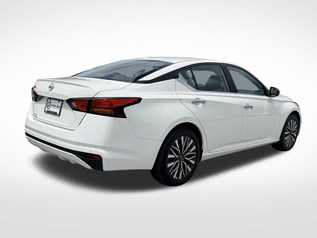 Used 2025 Nissan Altima 2.5 SV FWD image 6