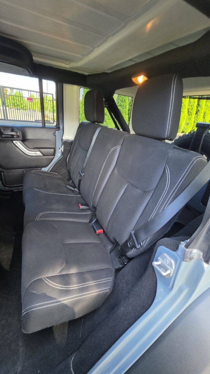 Used 2015 Jeep Wrangler Unlimited Rubicon w/ Connectivity Group AWD/4WD image 13