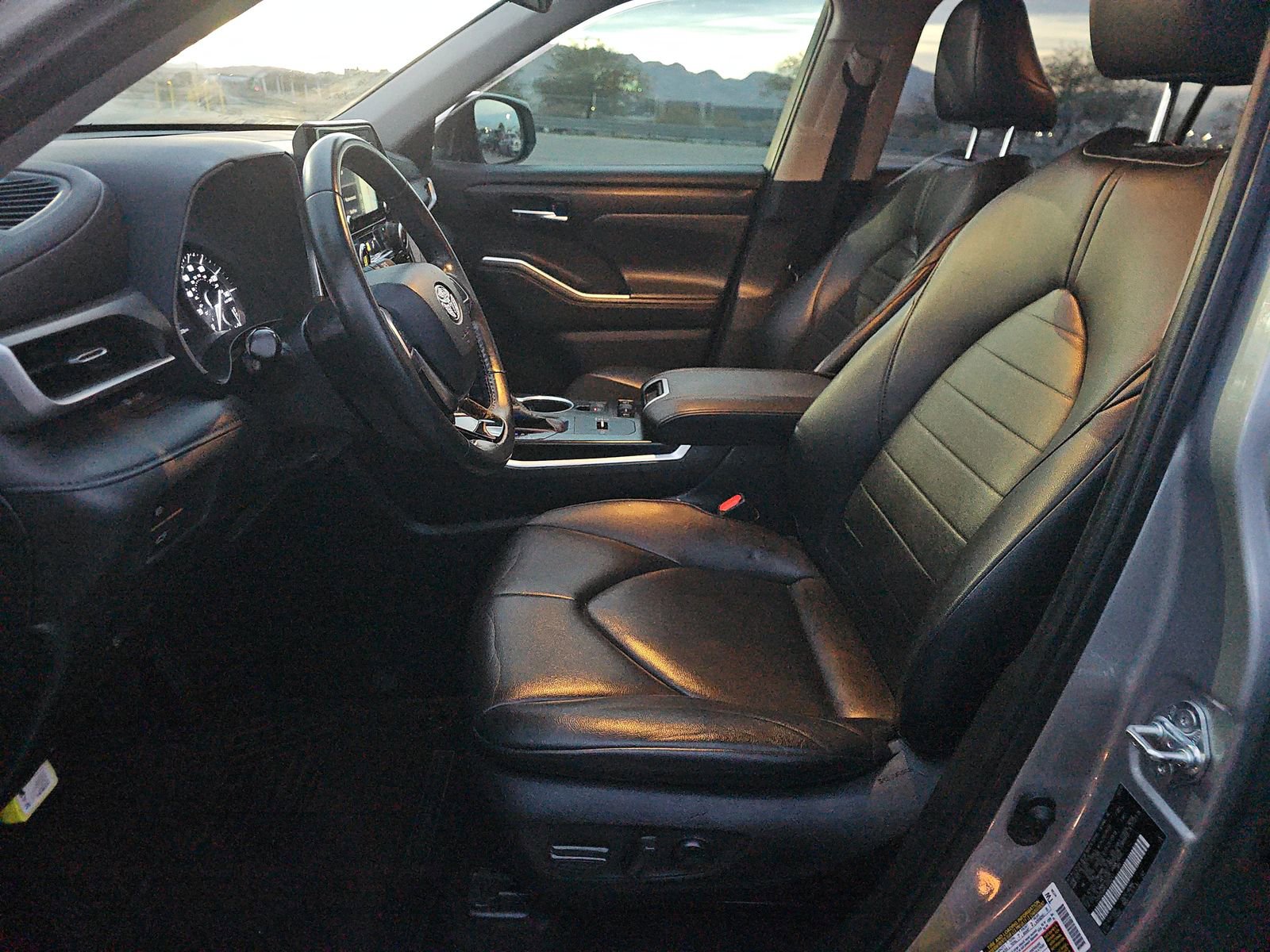 Used 2020 Toyota Highlander XLE image 13