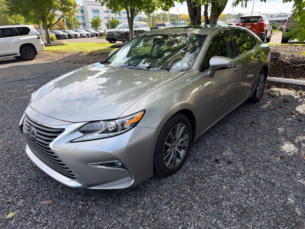 Used 2017 Lexus ES 300h w/ Luxury Package FWD image 3