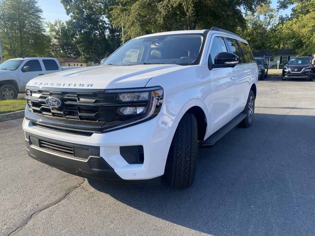 New 2025 Ford Expedition Active image 3