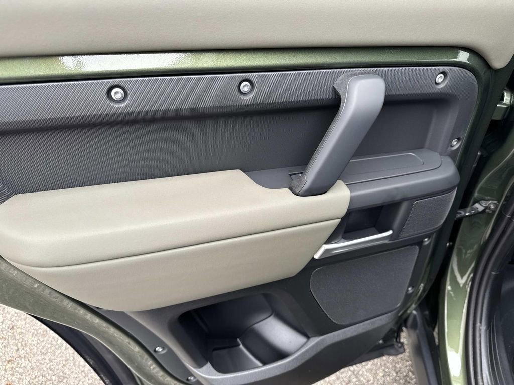 New 2026 Land Rover Defender 110 X-Dynamic SE image 12