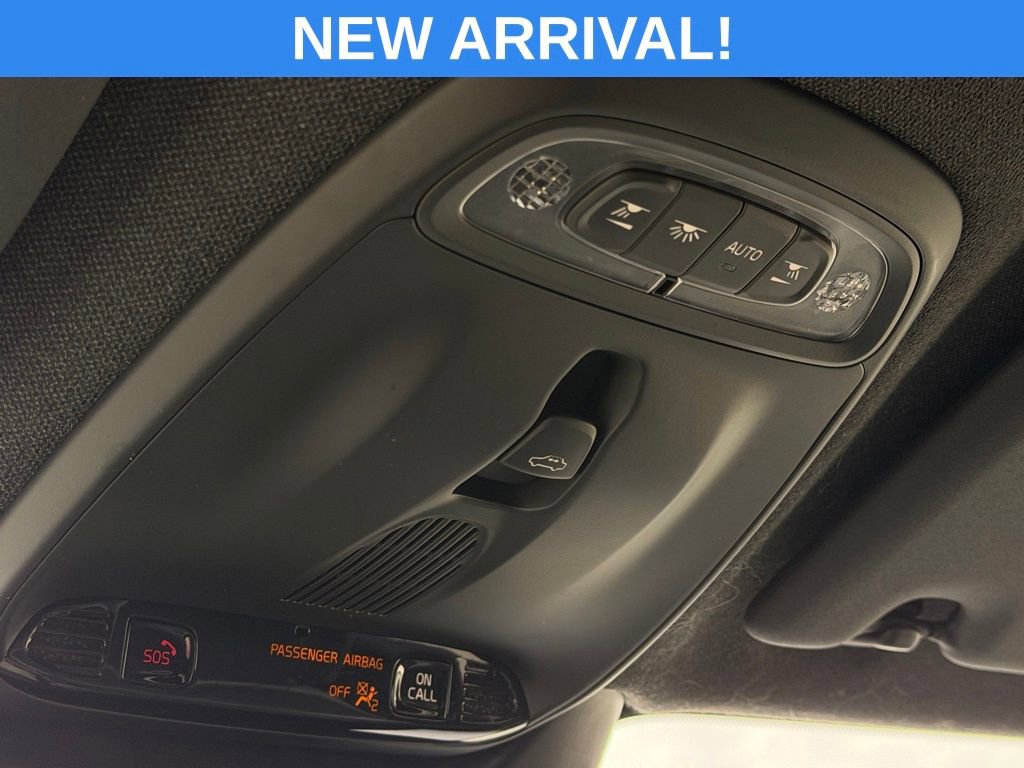 Used 2022 Volvo XC40 T5 R-Design w/ Advanced Package image 35