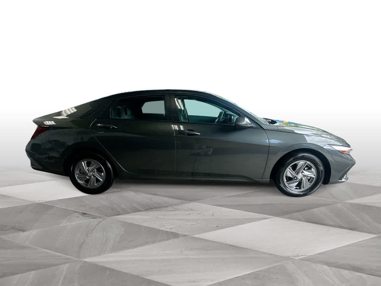 Used 2025 Hyundai Elantra SE FWD image 9