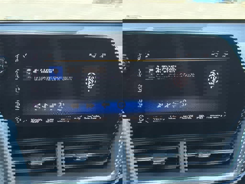 Used 2025 Chevrolet Trax RS w/ Sunroof Package image 20