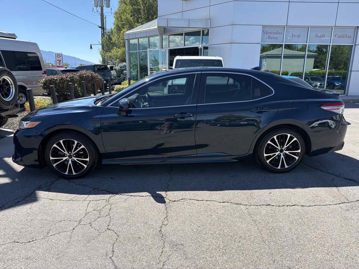 Used 2019 Toyota Camry SE FWD image 2
