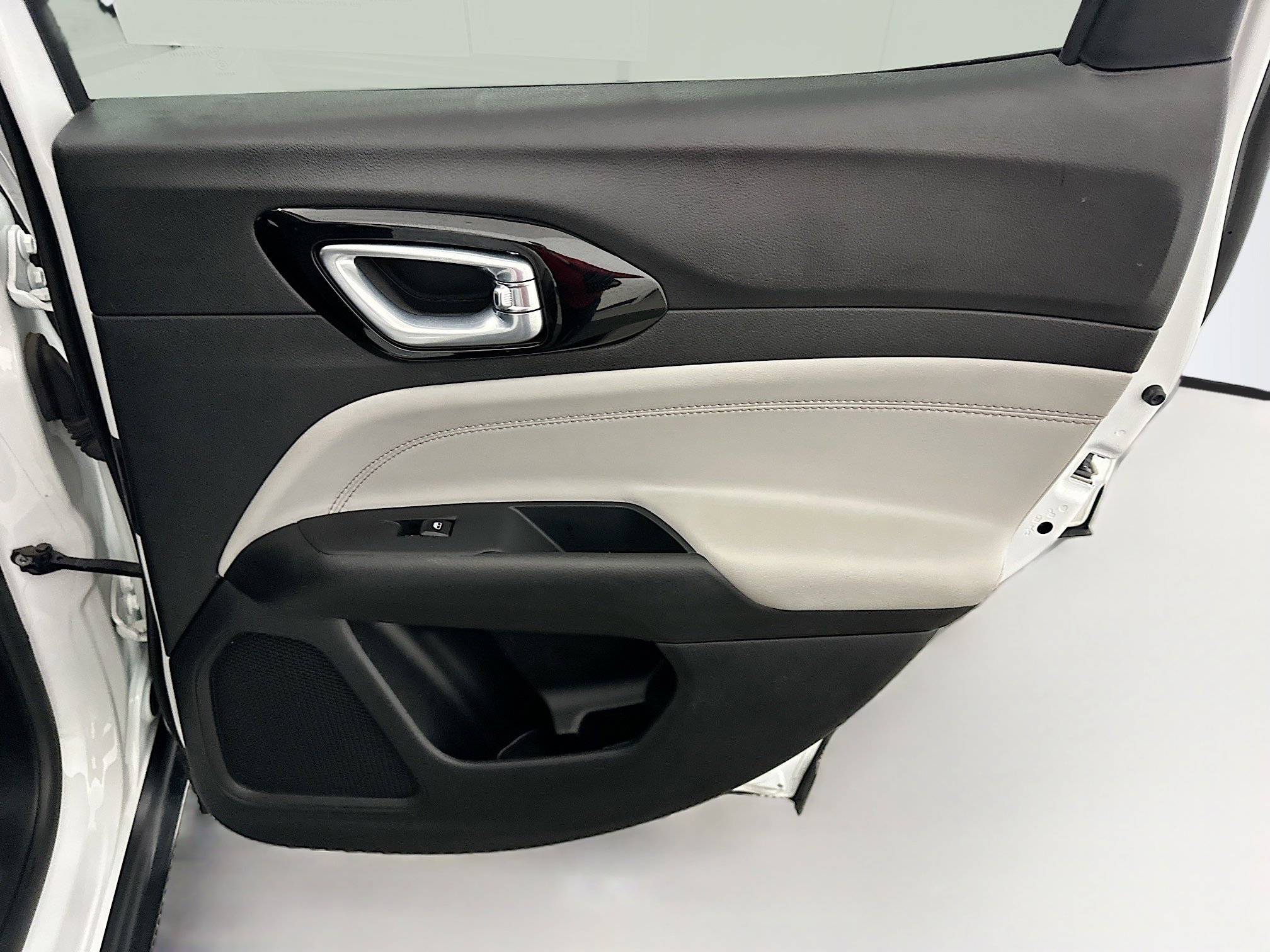 Used 2025 Jeep Compass Limited image 30