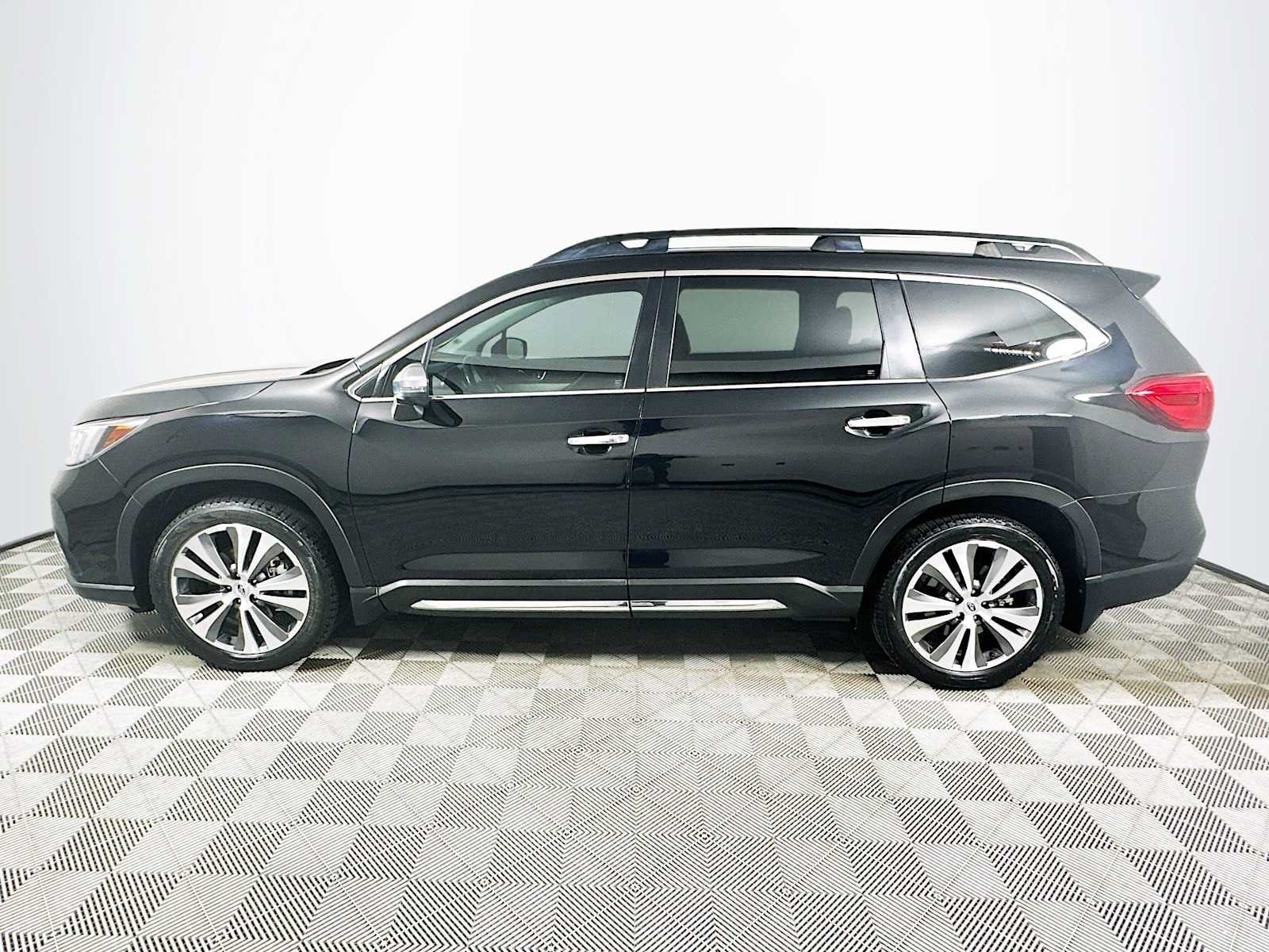 Used 2019 Subaru Ascent Touring w/ Popular Package #2 AWD/4WD image 4