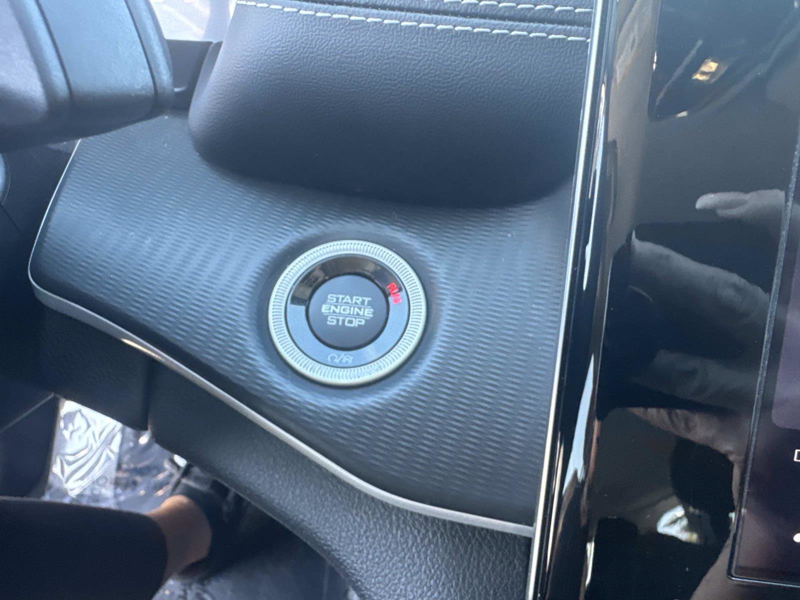 Used 2023 Jeep Grand Cherokee Laredo image 24