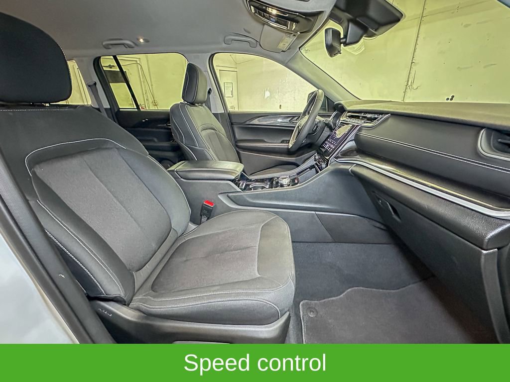 Used 2023 Jeep Grand Cherokee Laredo image 7