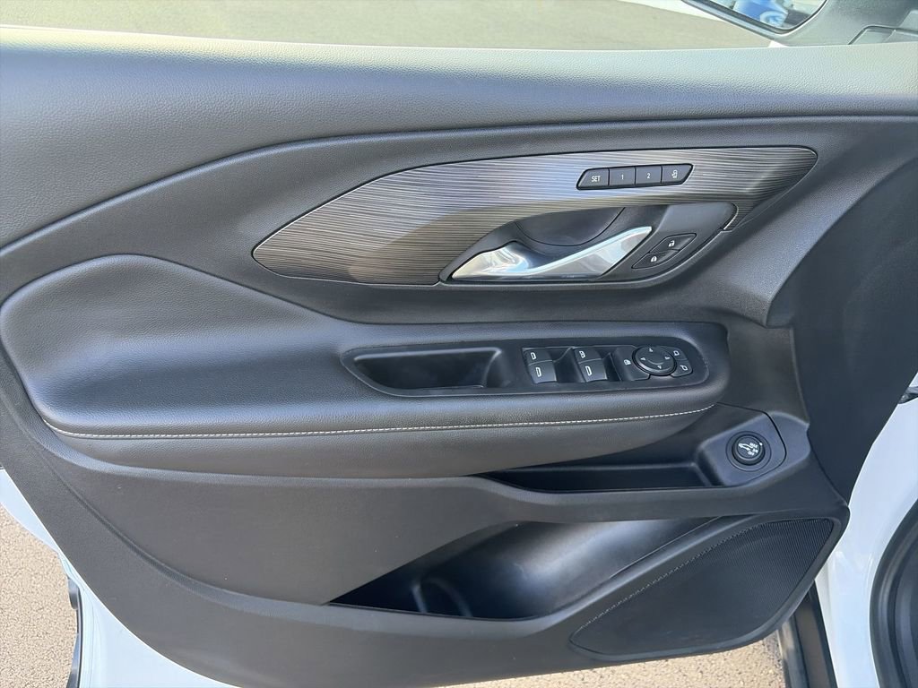 Used 2023 GMC Terrain SLT w/ Elevation Edition image 13