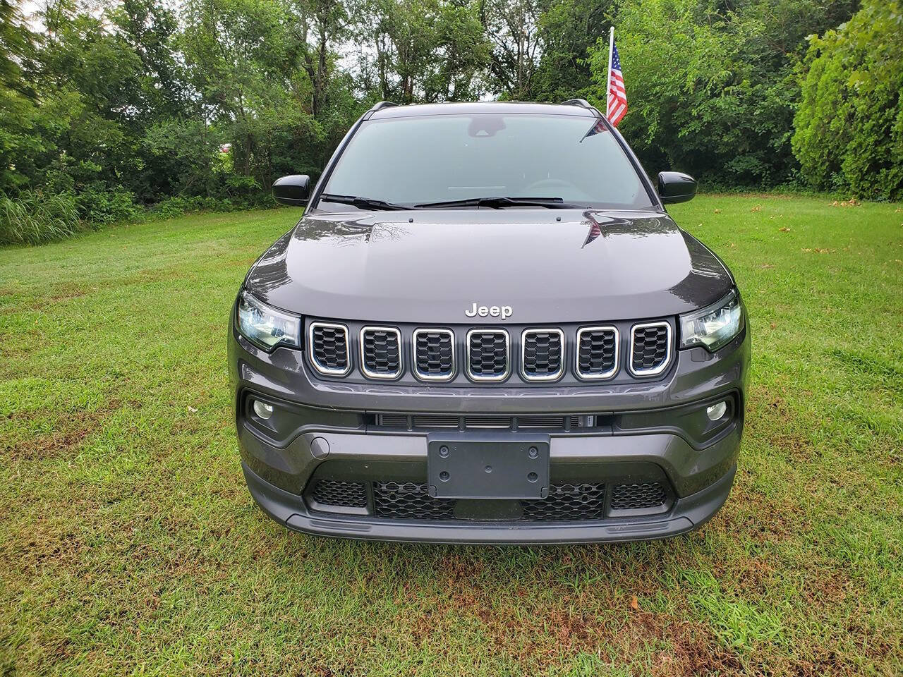 Used 2024 Jeep Compass Latitude w/ Convenience Group AWD/4WD image 2