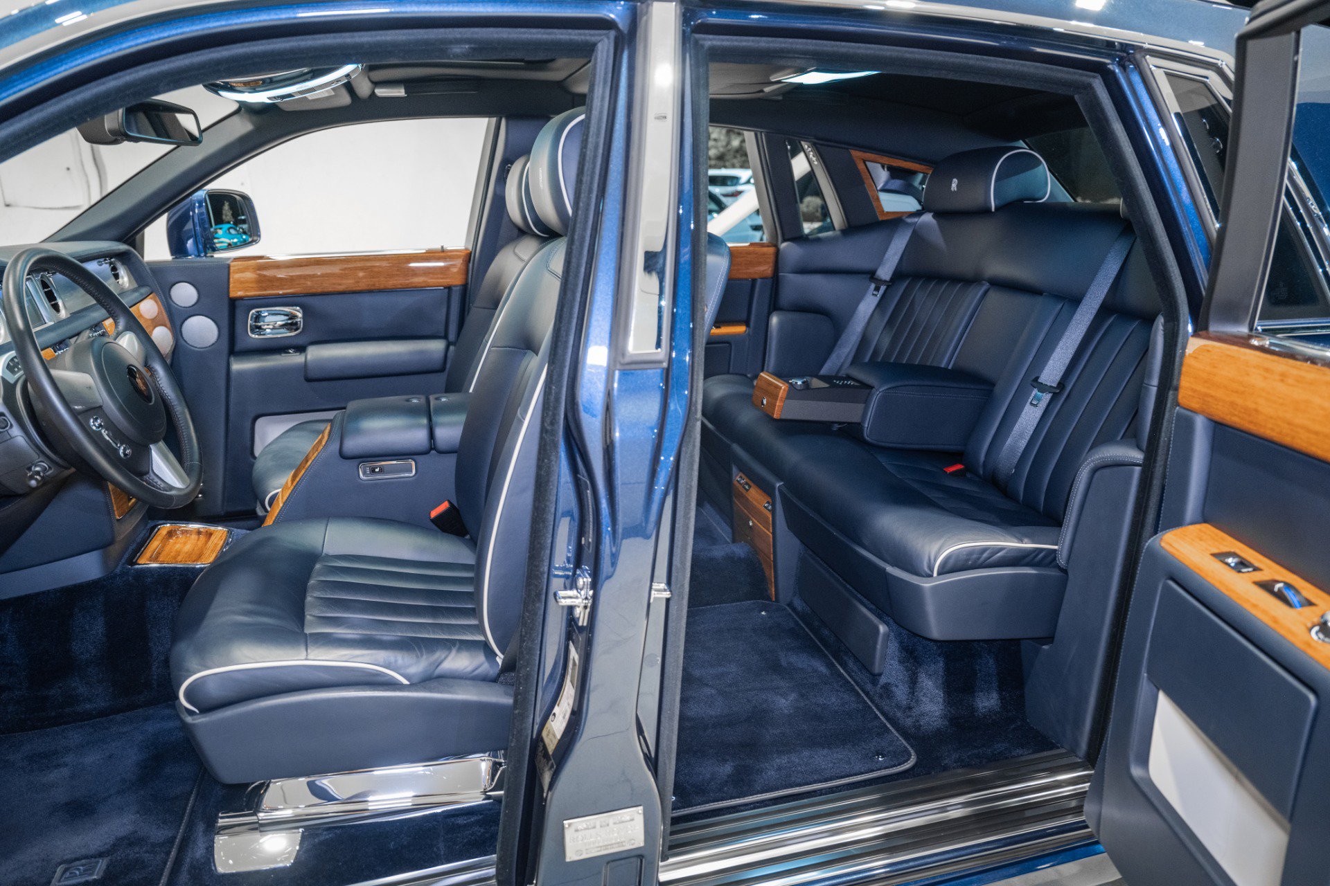 Used 2011 Rolls-Royce Phantom Sedan RWD image 32