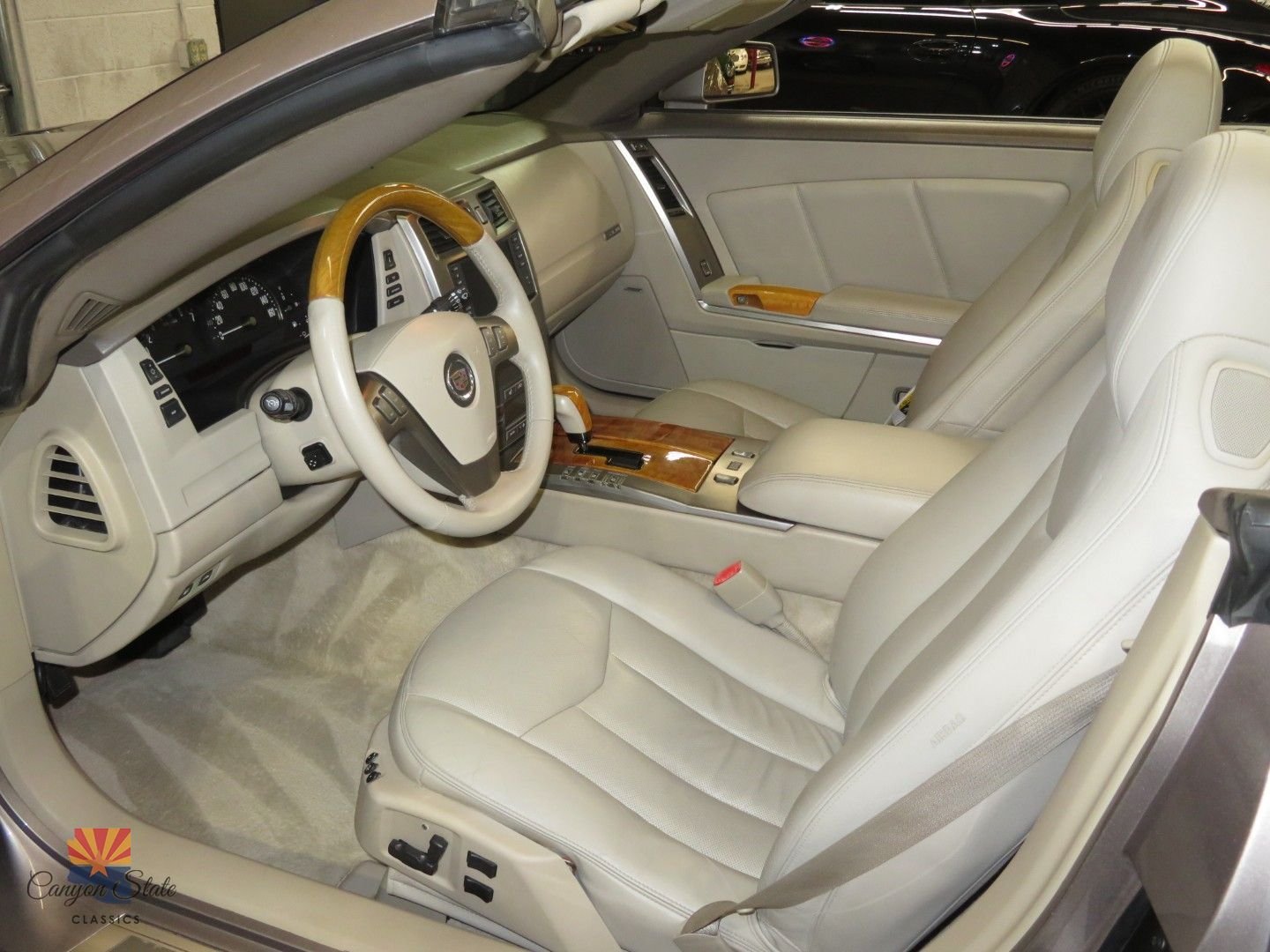 Used 2004 Cadillac XLR RWD image 3