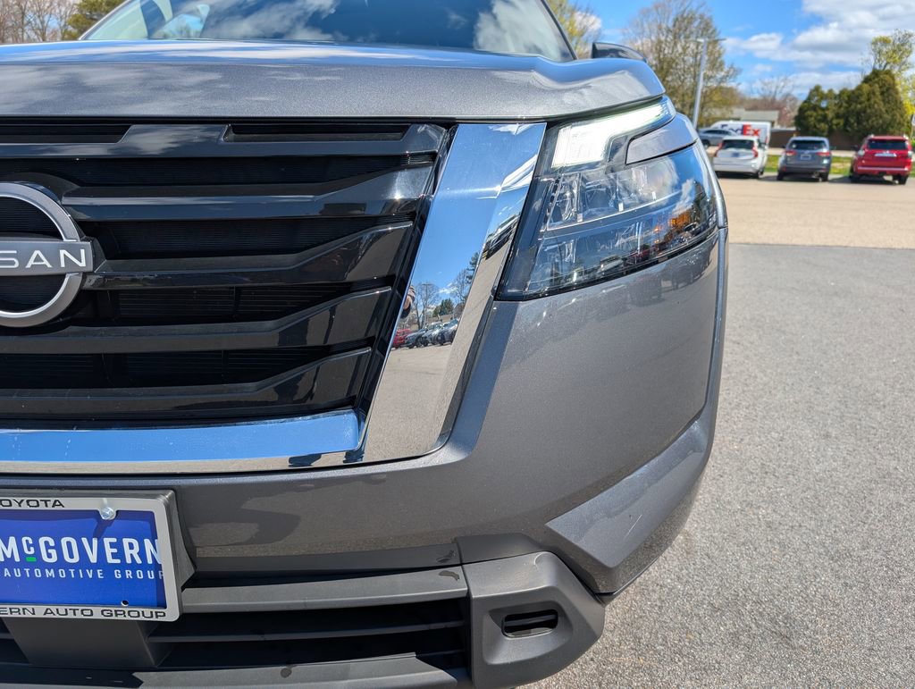 Used 2024 Nissan Pathfinder S AWD/4WD image 11