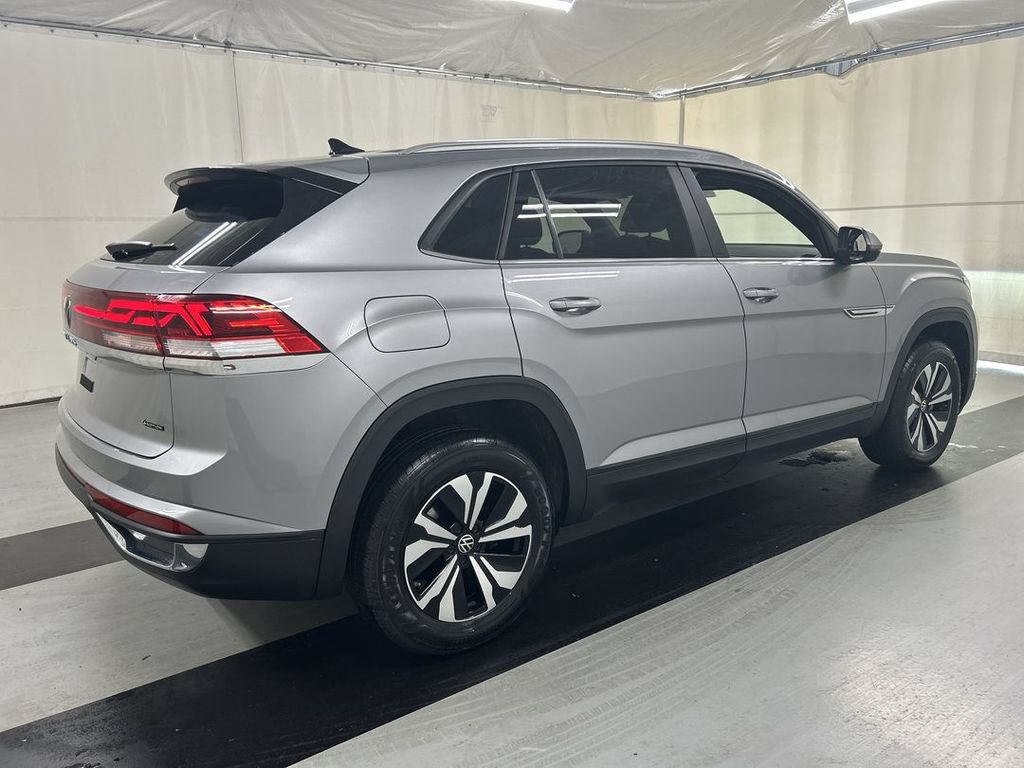 Used 2024 Volkswagen Atlas Cross Sport SE AWD/4WD image 2