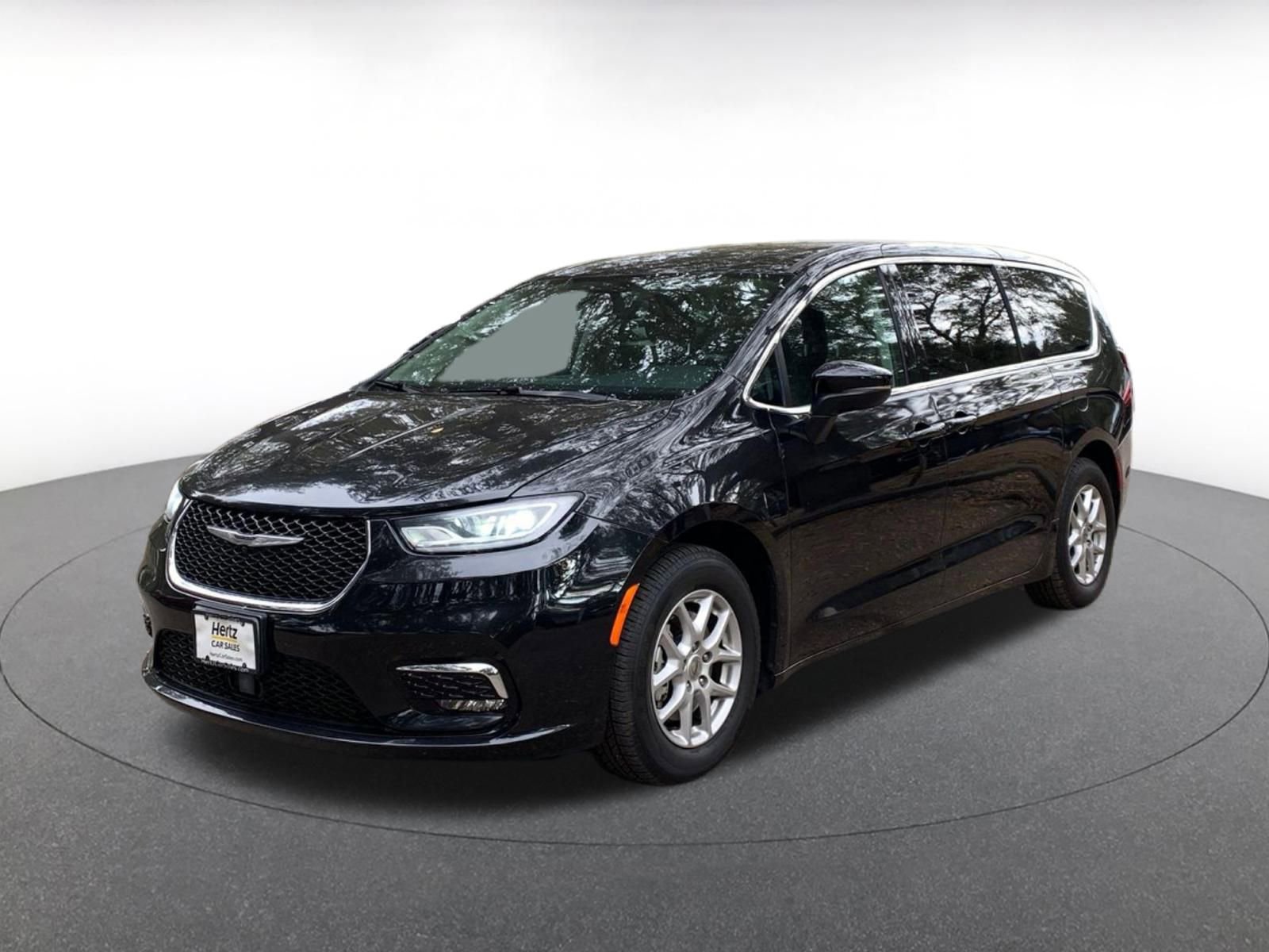 Used 2023 Chrysler Pacifica Touring-L image 3