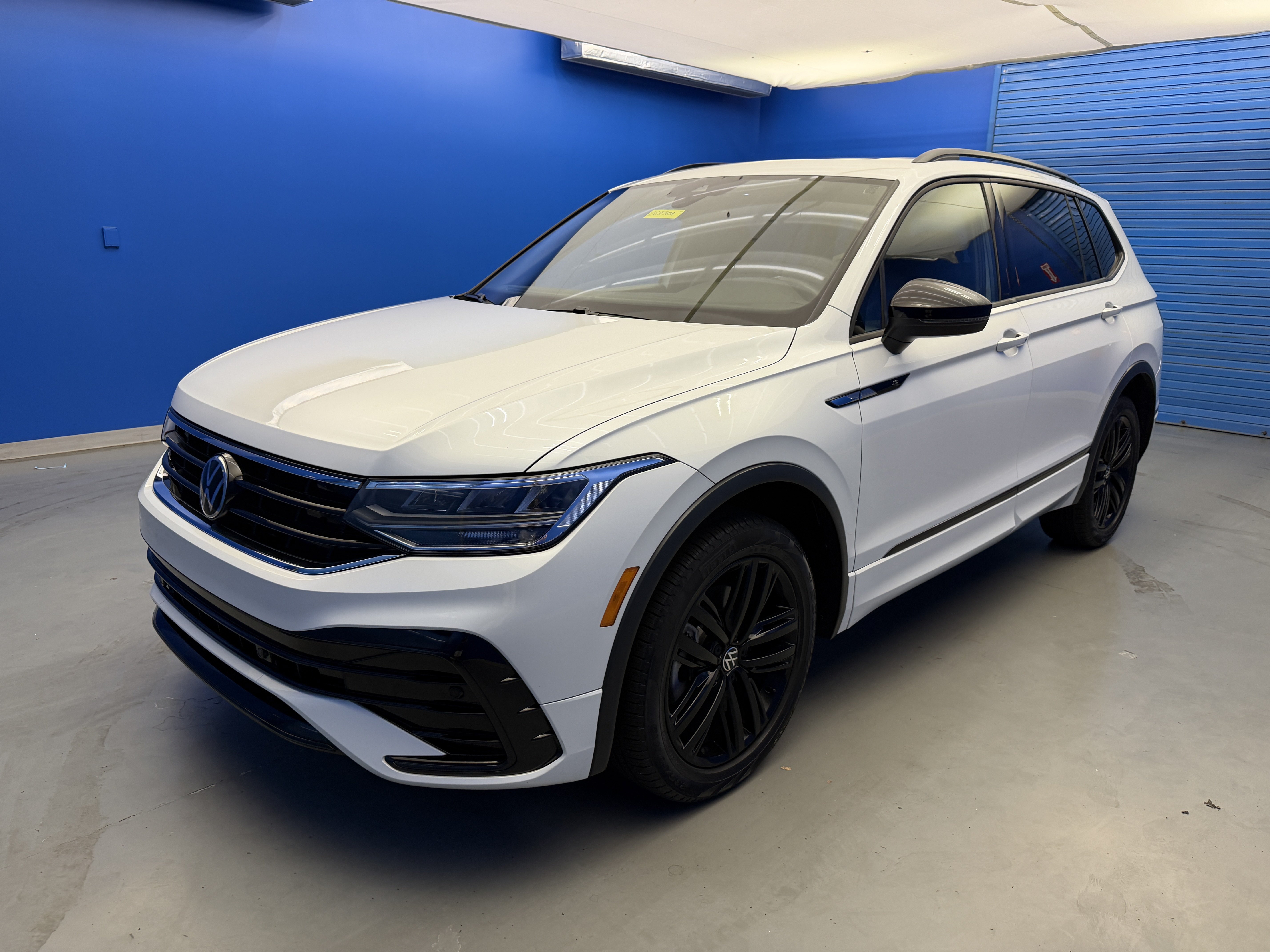 Used 2022 Volkswagen Tiguan SE R-Line AWD/4WD image 4