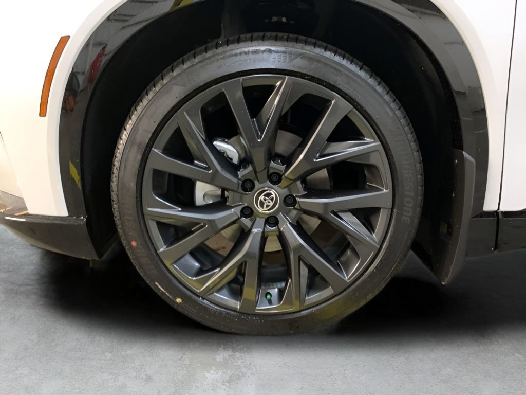 New 2025 Toyota Crown Signia image 31