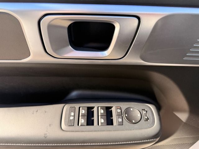 Used 2025 Hyundai Santa Fe SEL FWD image 4
