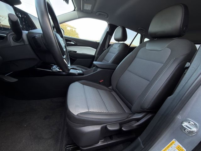 Used 2024 Chevrolet Trax LT w/ LT Convenience Package image 24