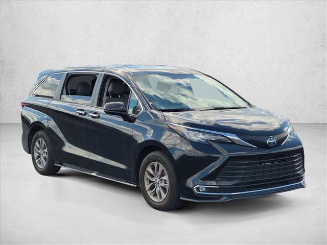 Used 2022 Toyota Sienna XLE FWD image 3