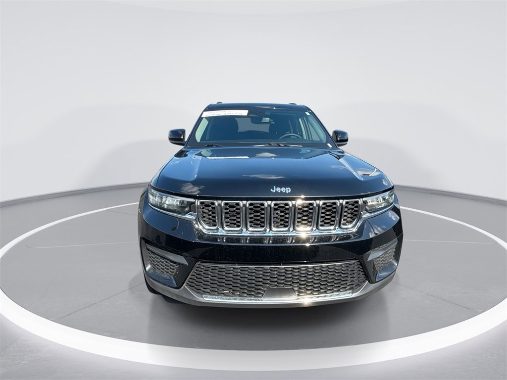 Used 2023 Jeep Grand Cherokee Laredo image 3