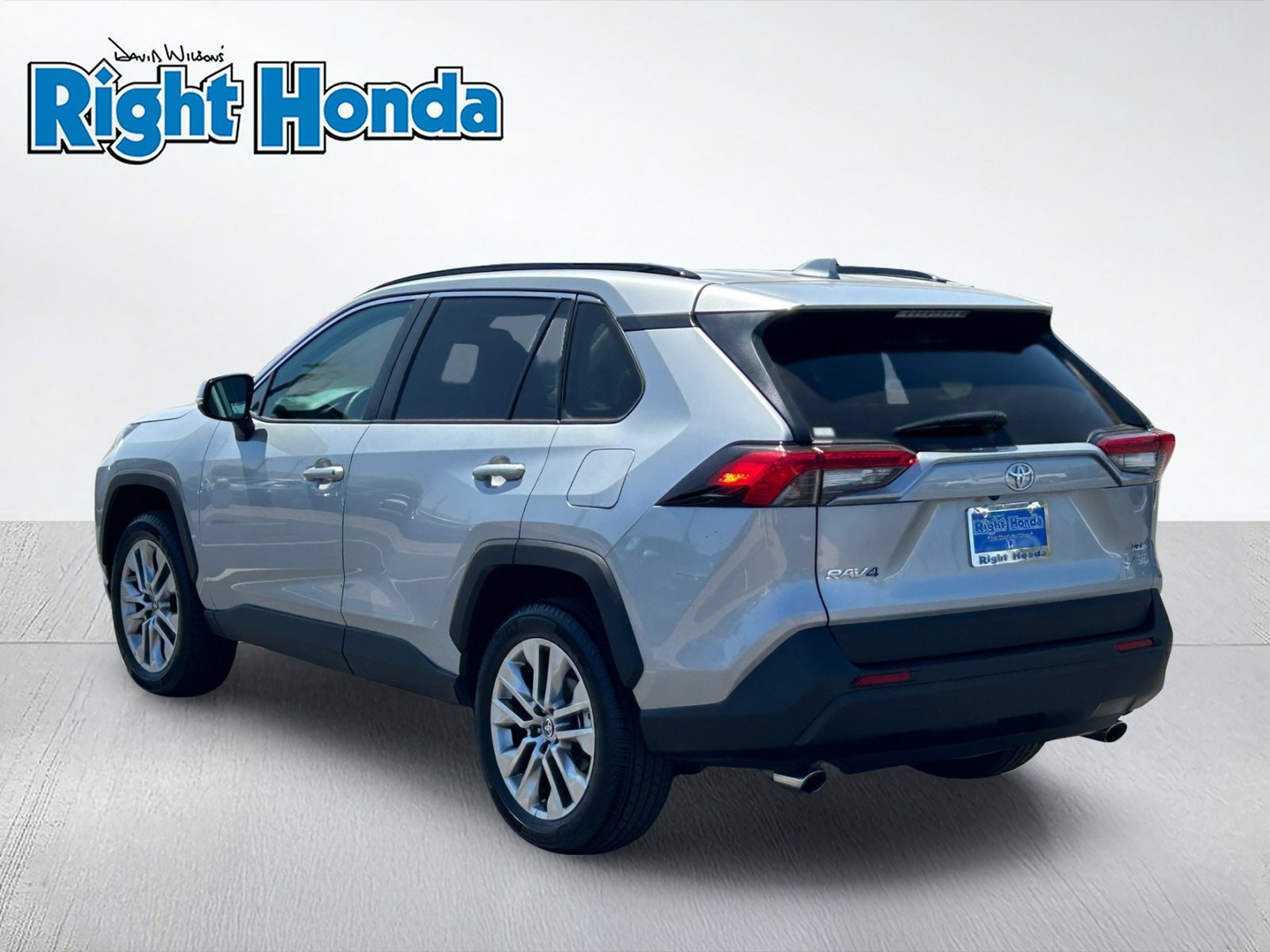 Used 2025 Toyota RAV4 XLE Premium AWD/4WD image 4