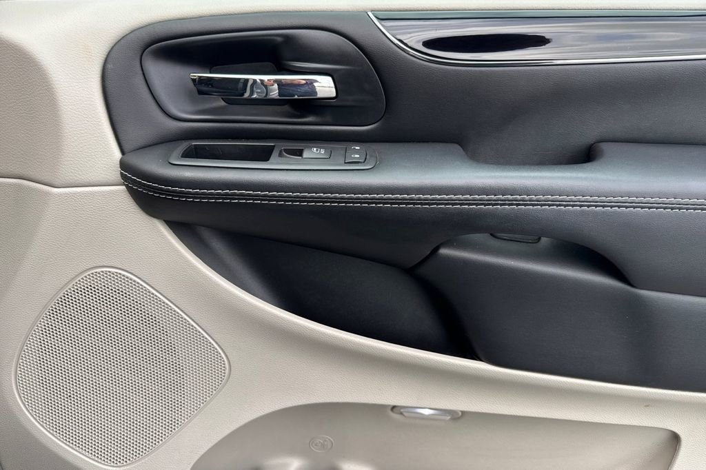 Used 2016 Dodge Grand Caravan SE image 26