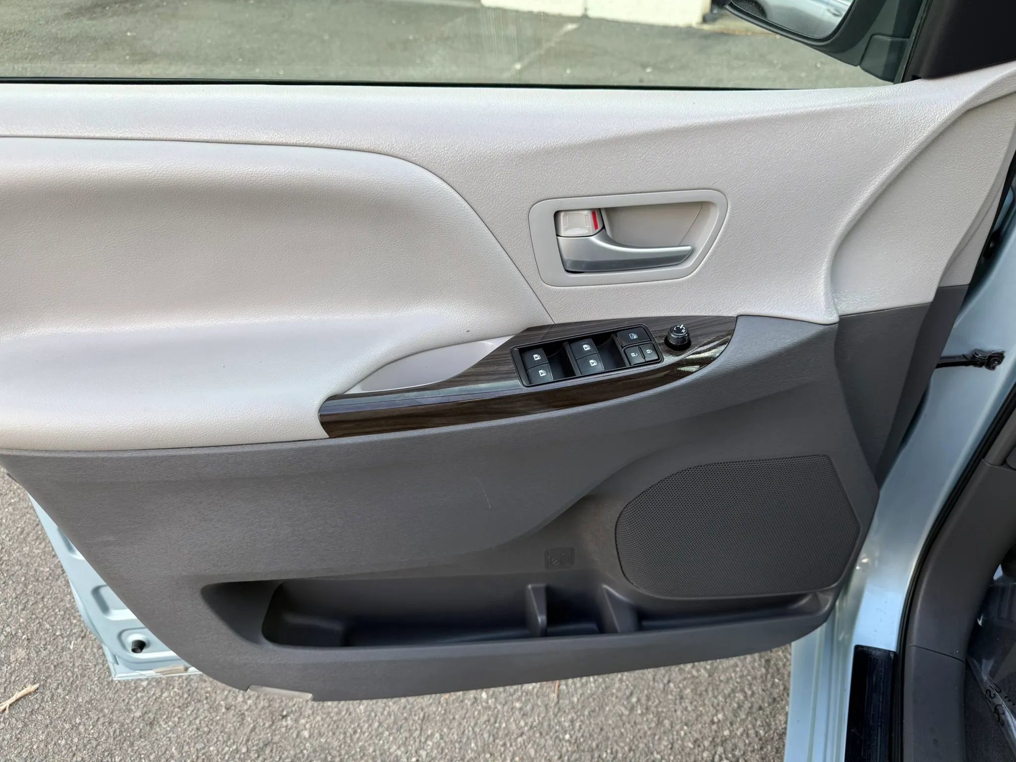 Used 2015 Toyota Sienna XLE image 17