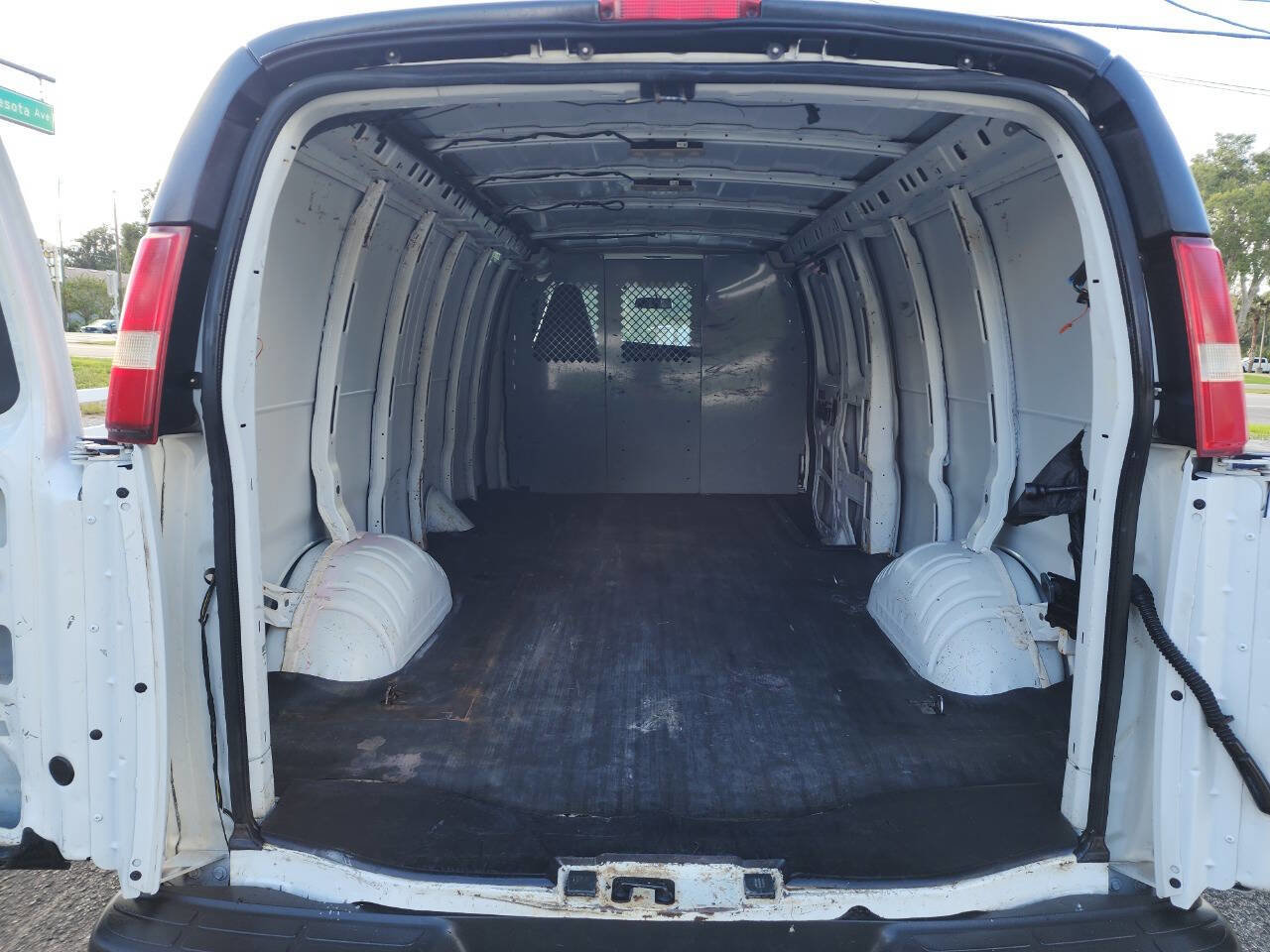 Used 2018 Chevrolet Express 2500 Extended image 31