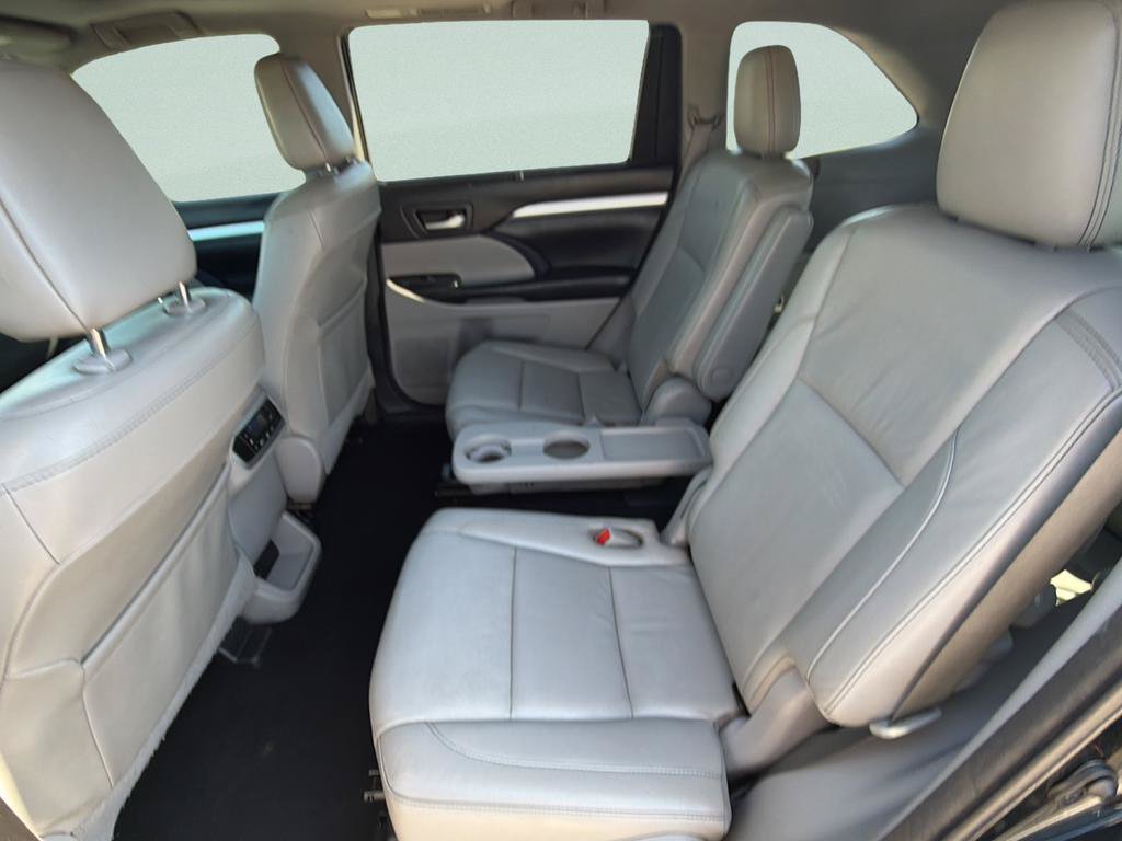 Used 2018 Toyota Highlander XLE AWD/4WD image 16