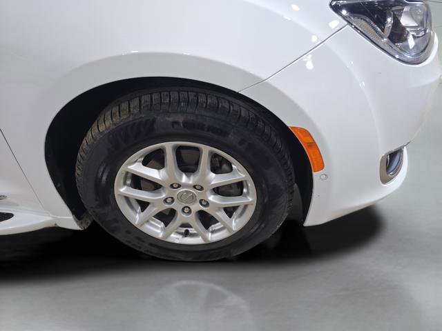 Used 2020 Chrysler Pacifica Touring-L w/ Advanced Safetytec Group FWD image 28