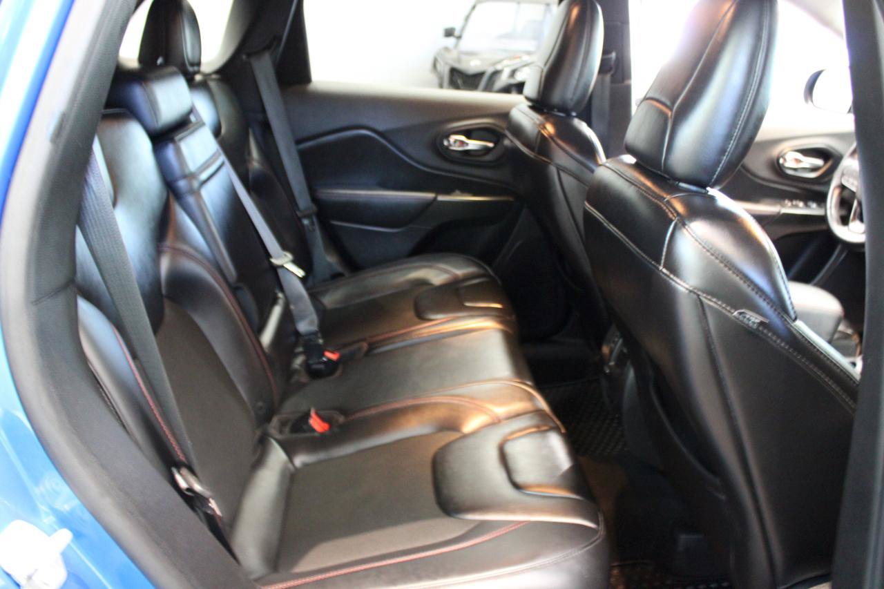 Used 2019 Jeep Cherokee Trailhawk w/ Cold Weather Group AWD/4WD image 25
