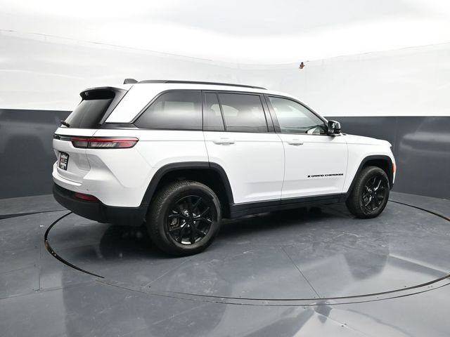 Used 2025 Jeep Grand Cherokee Altitude AWD/4WD image 9