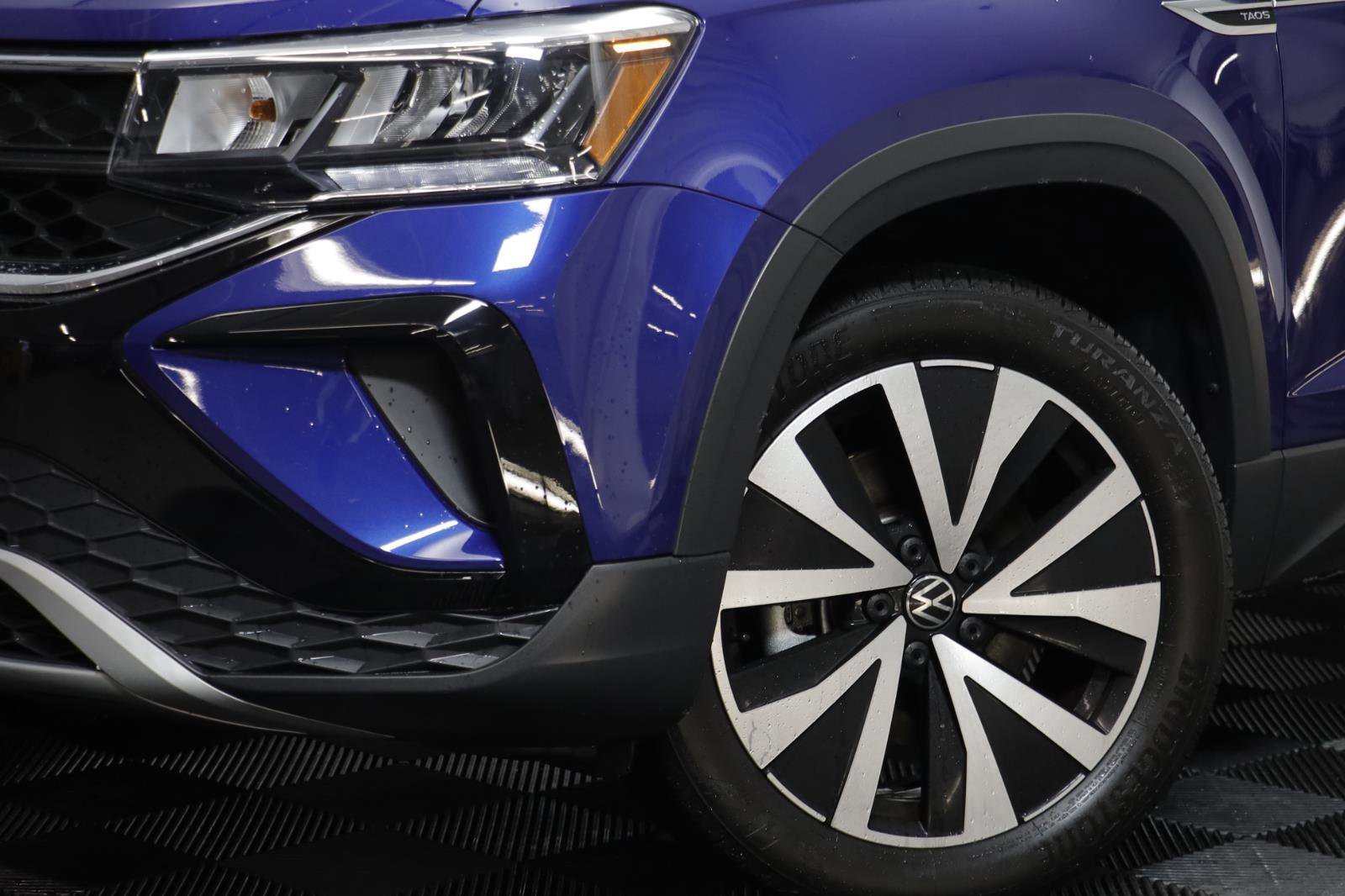 Used 2023 Volkswagen Taos SE image 3