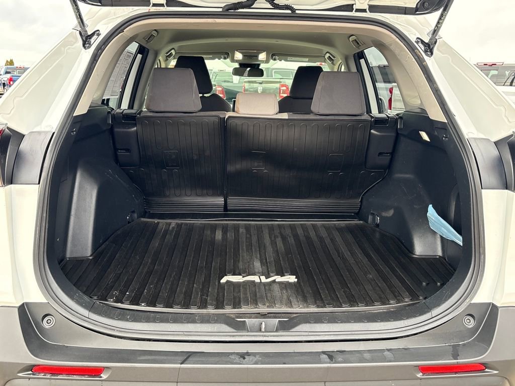 Used 2022 Toyota RAV4 XLE image 28